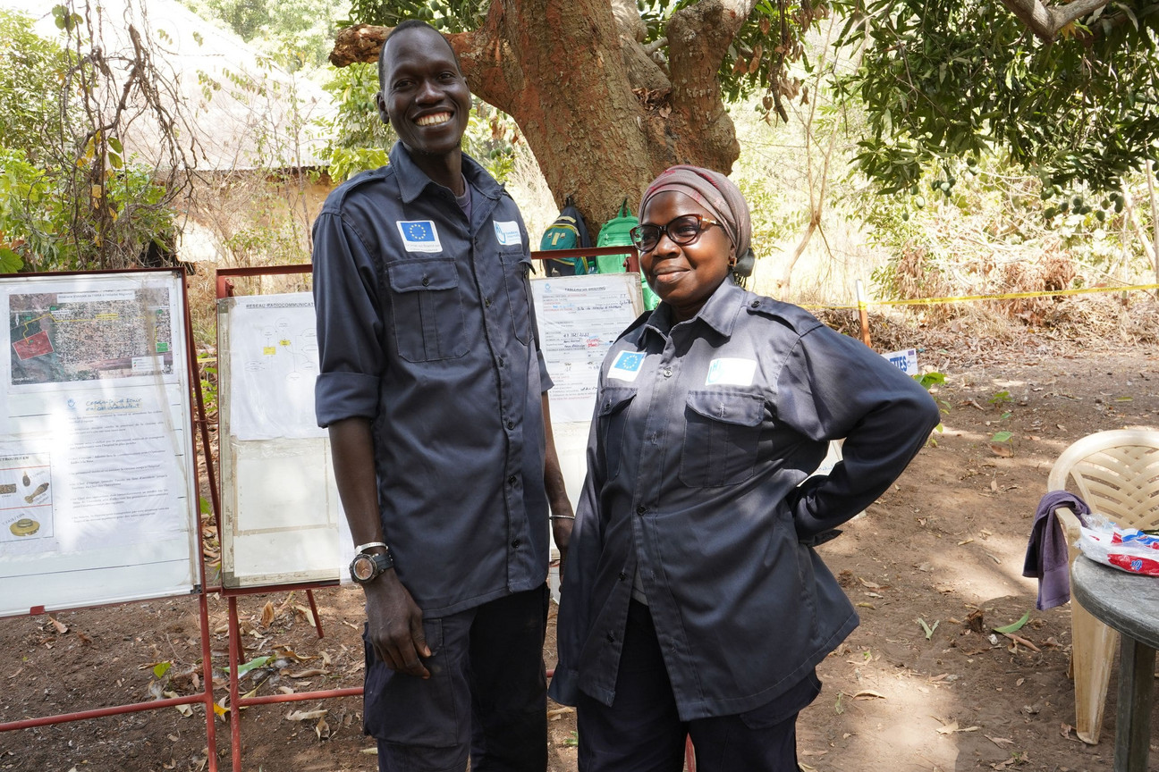Elisabeth und Idrisse lächeln in die Kamera.