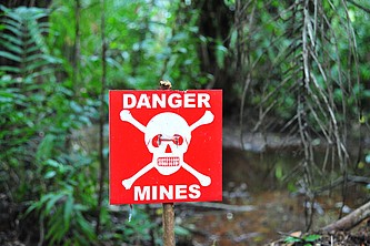 Danger Mines Schild mit Totenkopf.