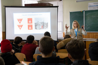 Ukraine-Aufklärung-Explosivwaffen-EORE Eine Frau hält eine Präsentation zu explosiven Kriegsresten.