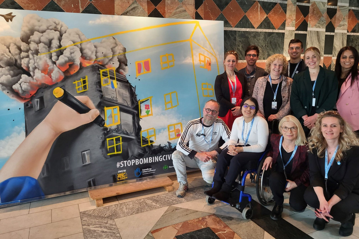 Das Konferenzteam von HI zusammen mit der Aktivistin Nujeen und dem Münchner Graffiti-Künstler Lando vor einem Kunstwerk, das am Konferenztag angefertigt wurde. / © HI