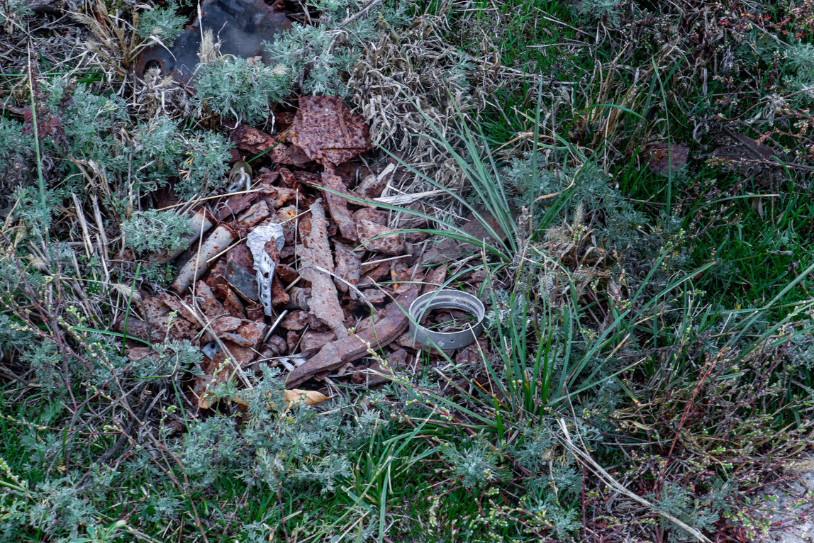 Überreste eines Sprengkörpers im Gras