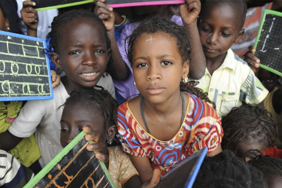 Kinder an einer inklusiven Schule im Senegal.