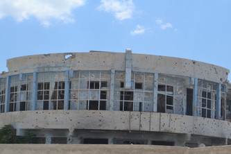 Ein rundes Haus, das übersät ist mit Einschusslöchern.