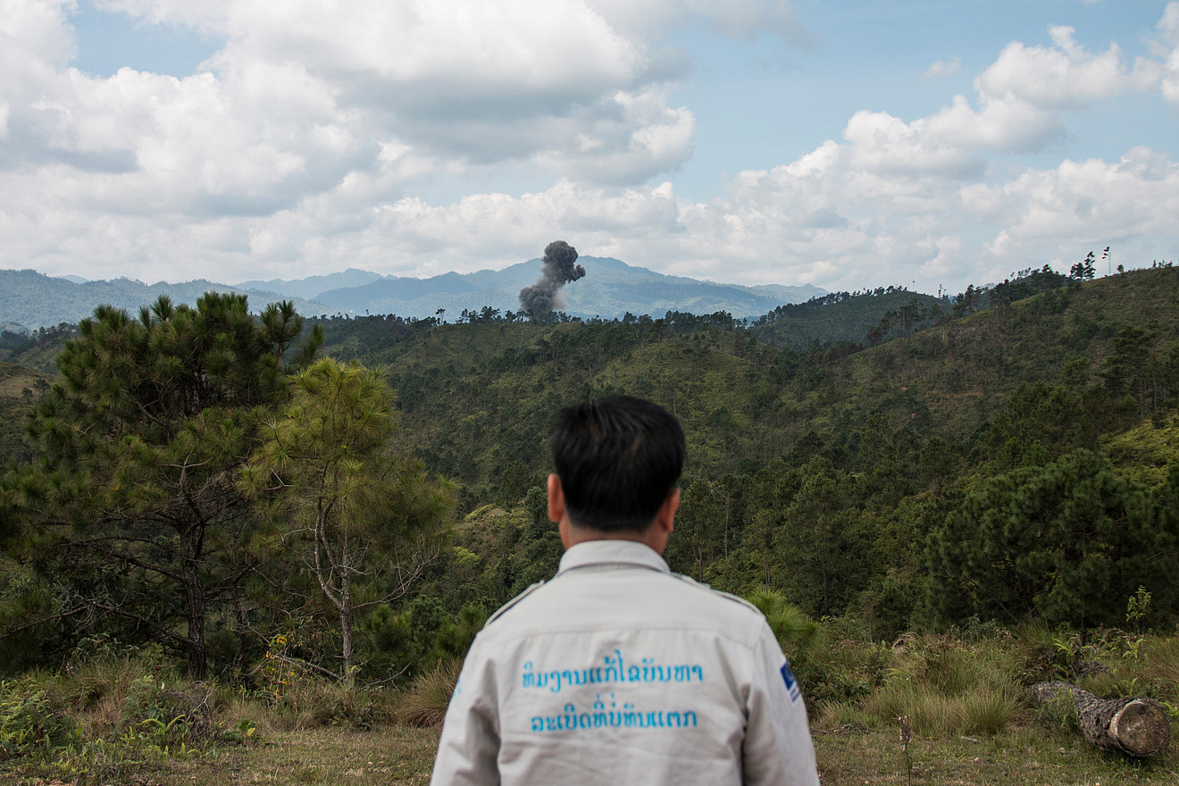 Räumungsexperte beobachtet die Sprengung von Minen in Laos
