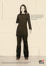Die Schauspielerin Cosma Shiva Hagen posiert mit angewinkeltem rechten Arm vor einer Mauer. Der fehlende Arm fällt aber erst auf den zweiten Blick auf, wenn realisiert wird, dass es sich um eine bekannte Persönlichkeit handelt. Hier fehlt nämlich etwas