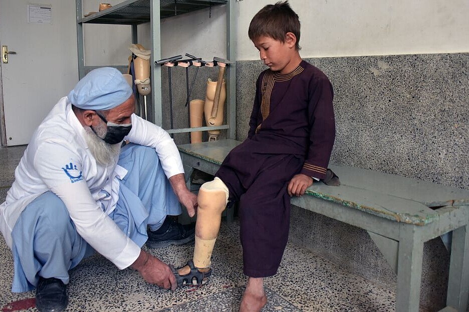 Ali hat durch einen Blindgänger sein Bein verloren. Im Reha-Zentrum in Kandahar bekommt er eine Prothese. 