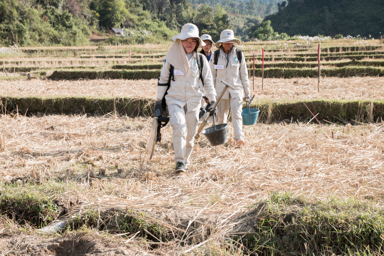 Entminungsteam mit Metalldetektoren in Laos