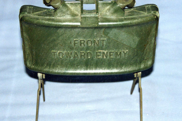 Die Claymore Mine hat ein gebogenes Metallgehäuse und steht auf vier filigranen Beinen.