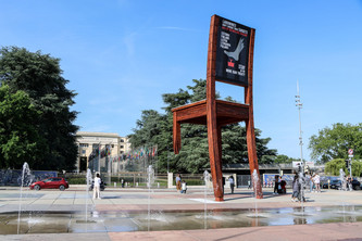 Die Skulptur "Broken Chair" vor dem Gebäude der Vereinten Nationen in Genf mit einem großen Banner, der sich mit der dringenden Botschaft an Estland, Finnland, Lettland, Litauen und Polen richtet, nicht aus dem Landminen-Verbotsvertrag auszutreten.