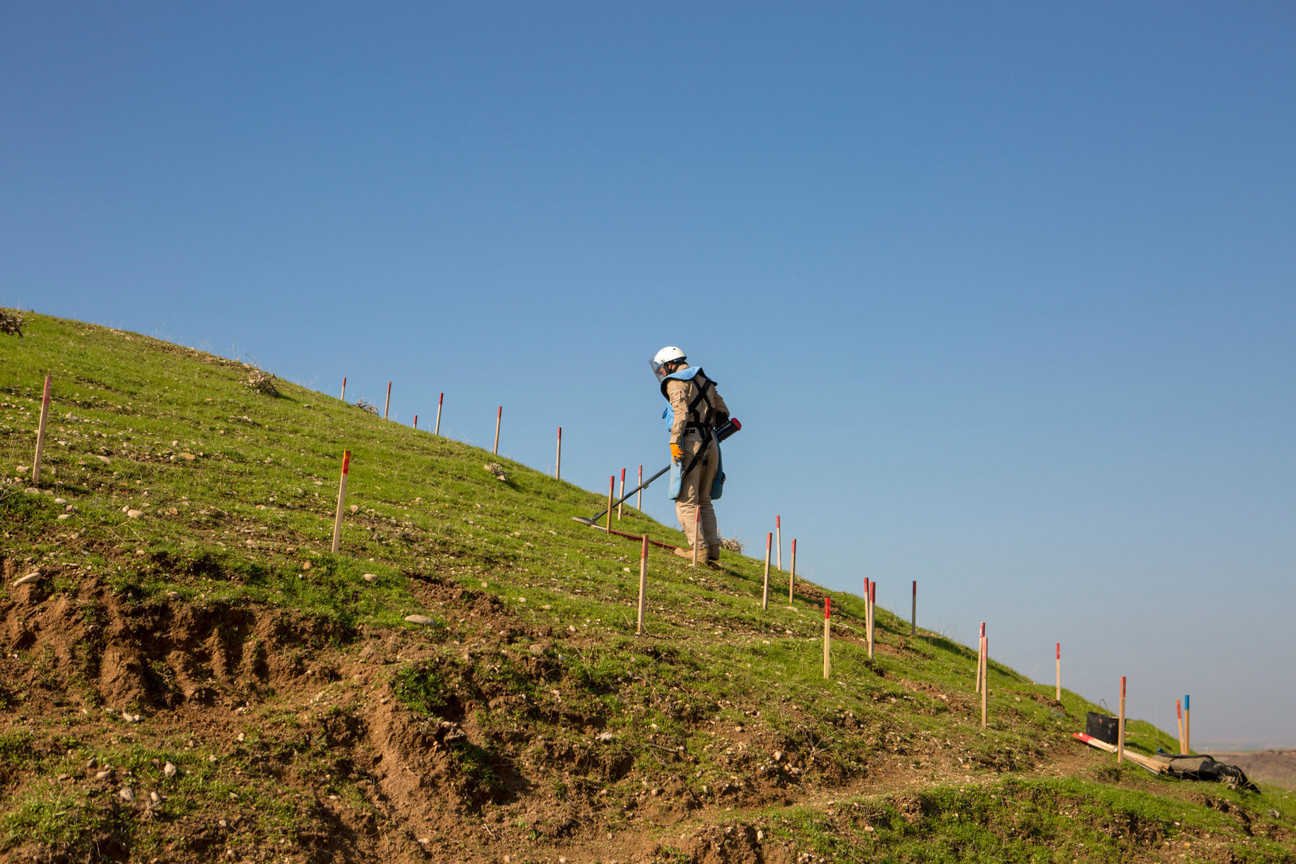 Minenräumexperte mit Metalldetektor in einem Minenfeld im Iraq
