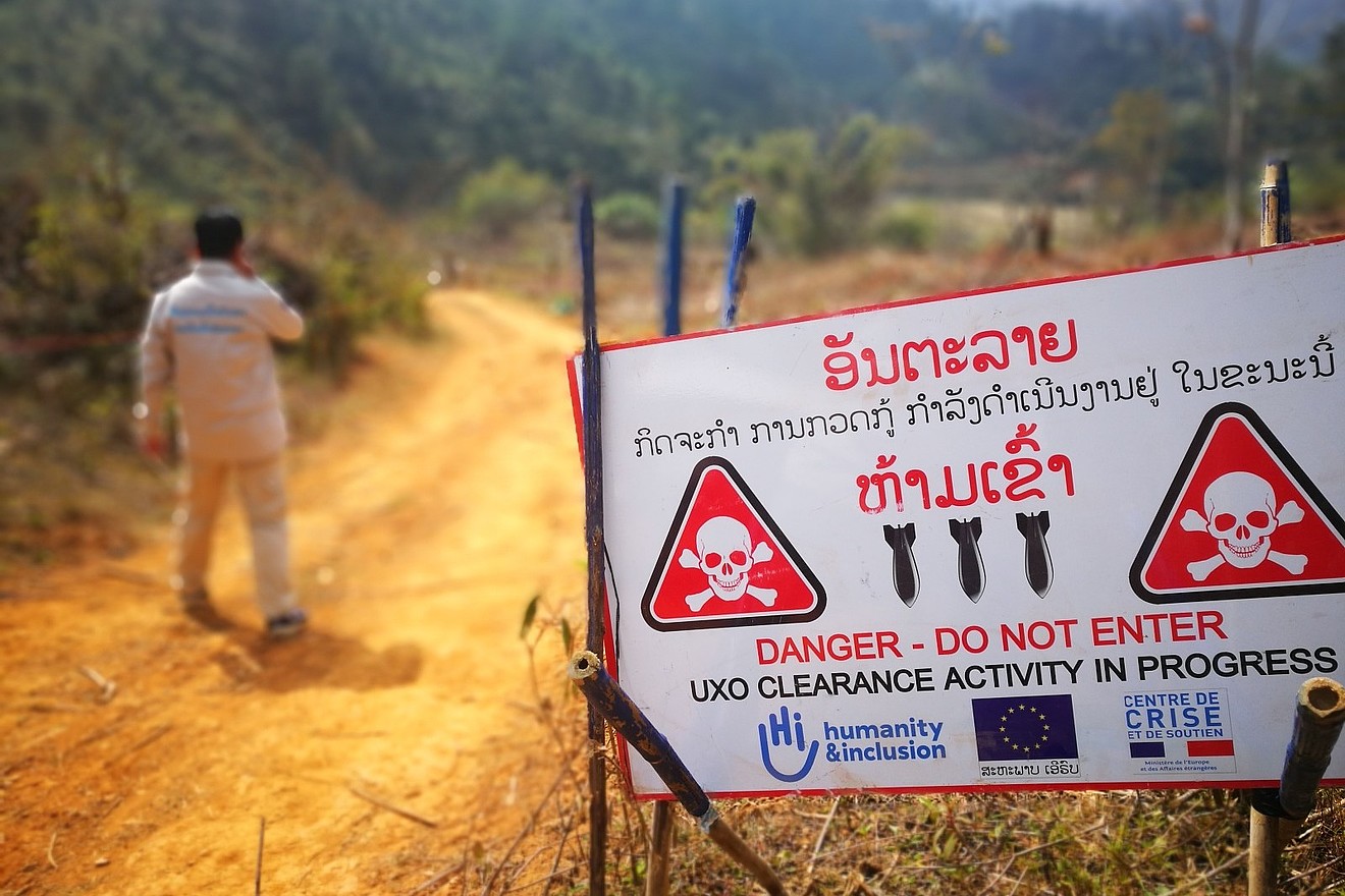 Gefahrenschild am Beginn eines Minenfeldes in Laos