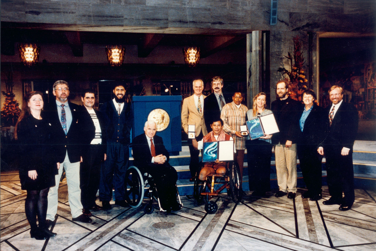 Foto von der Verleihung des Nobelpreises nach Abschließen der Ottowa Konvention . Abgebildet sind, in einer Gruppe stehend, die Mitwirkenden des Vertrages.