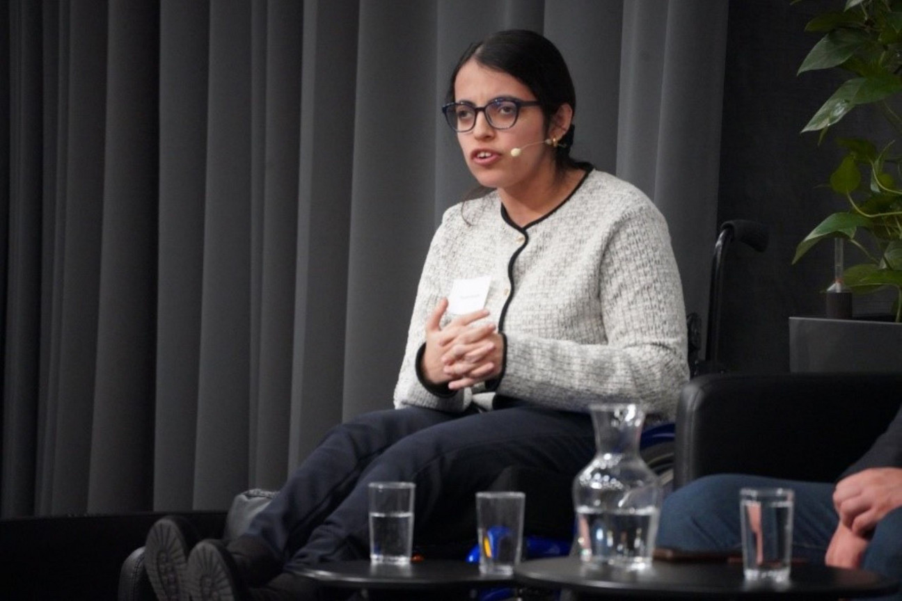 Nujeen Mustafa während ihres Beitrags auf einem Panel des Protection Forums. / © HI