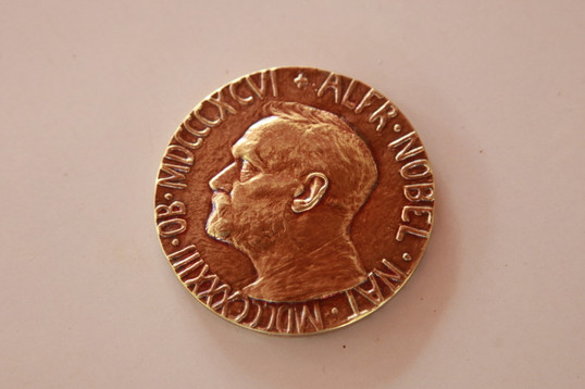 Alfred Nobel - geprägt auf einer goldenen Münze.