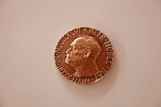 Alfred Nobel - geprägt auf einer goldenen Münze.