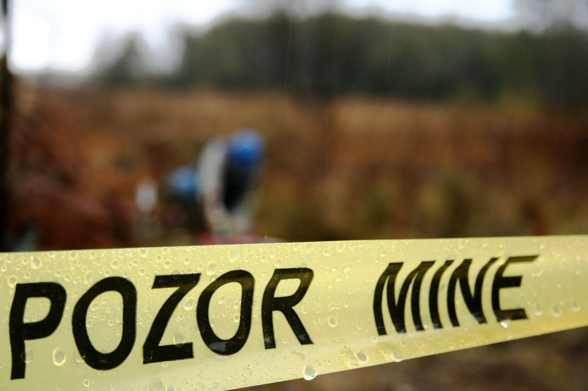 Ein gelbes Warnband weist auf Minen hin. 