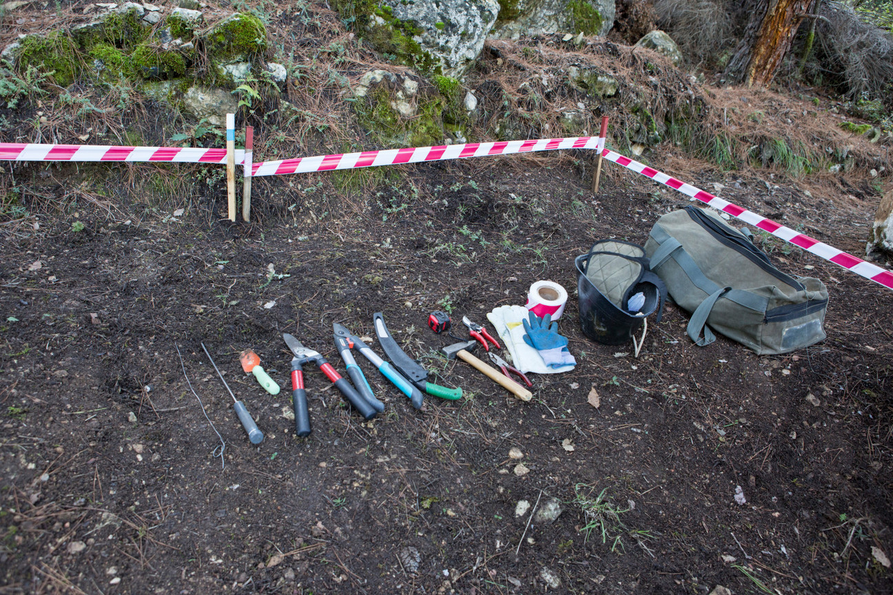 Minenräumwerkzeuge liegen auf dem Boden eines Minenfeldes im Libanon