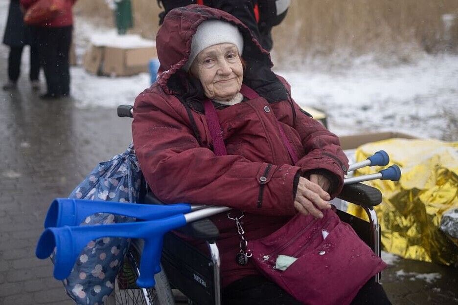 Die 87-Jährige Gala überquert am Grenzübergang Medyka die Grenze zwischen der Ukraine und Polen. 