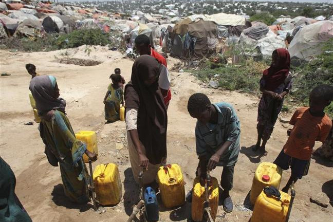Mali 2012 Fluechtlinge Einige Menschen füllen sich Wasser aus einem Brunnen ab