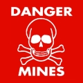 Das Danger Mines Zeichen mit Totenkopf und Schriftzug.