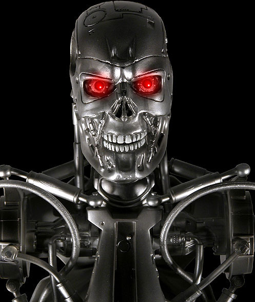 Ein Roboter mit intensiven Augen und vollständig aus Metall - aber der Brust nach oben