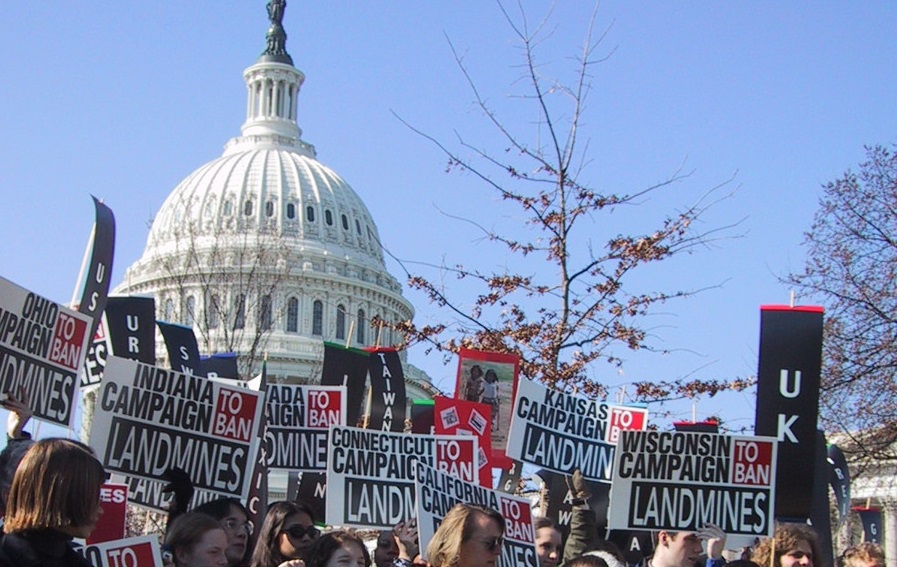 Menschen protestieren vor dem Capitol Hill in Washington