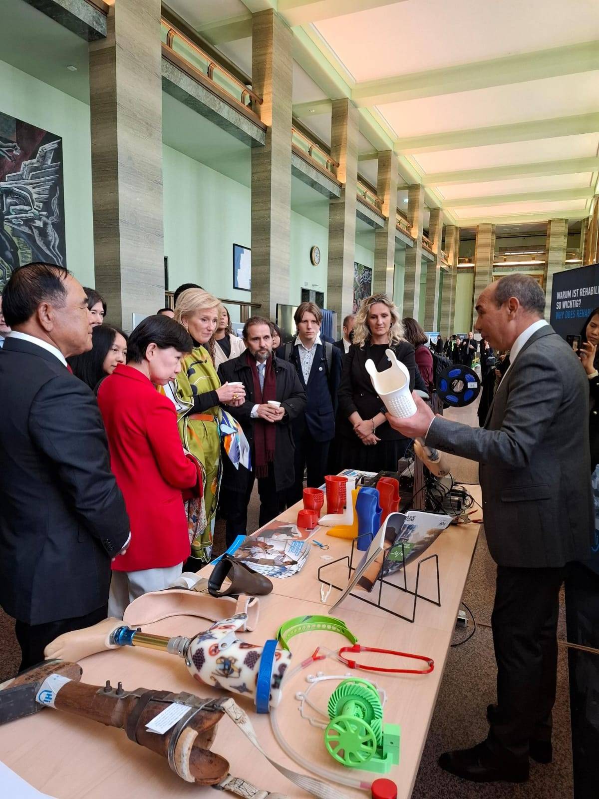 High-Level_Besuch_am_HI-Stand_MSP